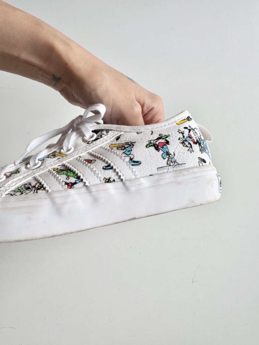 Kids' ADIDAS x DISNEY Nizza Goofy White Canvas Low Top Sneakers, Size 13 - Picture 8 of 15